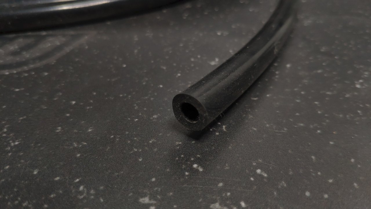 Шланг вакуумный силиконовый 4*9мм - черный