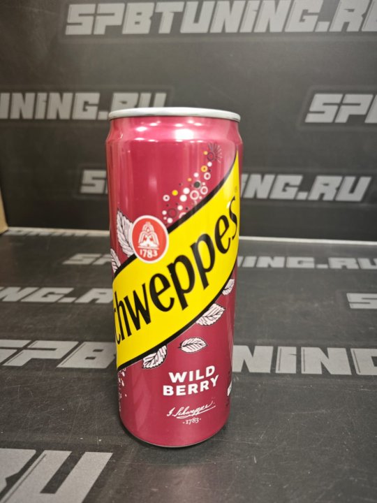 Напиток б/а газированный Schweppes Wild Berry 0.330 мл.