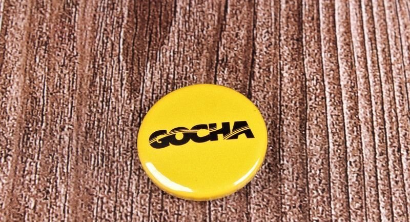 Значок металлический "GOCHA", желтый
