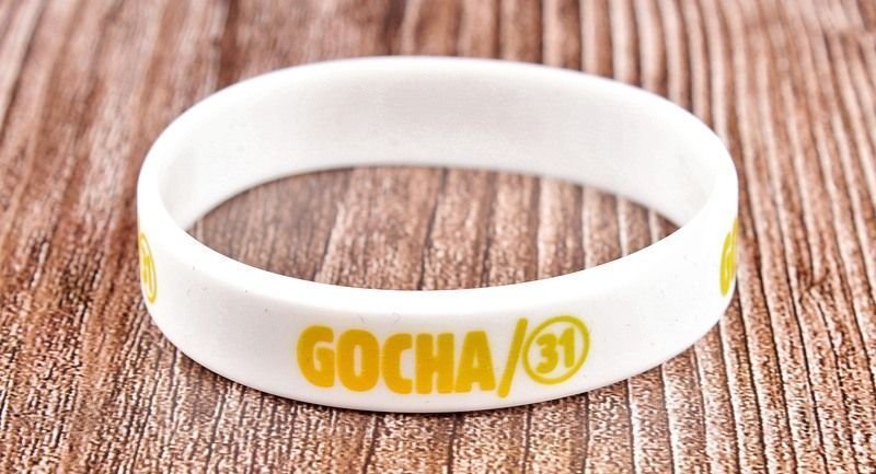Браслет силиконовый "GOCHA/31", белый, желтая надпись