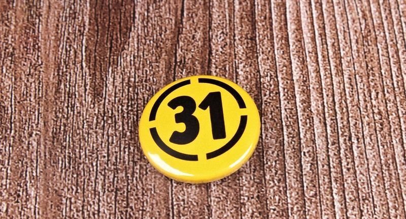 Значок металлический "31", желтый