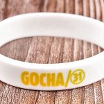Браслет силиконовый "GOCHA/31", белый, желтая надпись