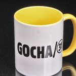 Кружка керамическая "GOCHA/31";, белая, ручка желтая