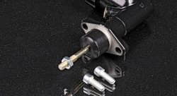 Цилиндр главный тормозной с бачком ход 0,700" универсальный (алюминиевый) 3/8-24" черный