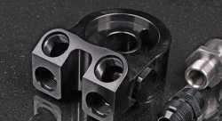 Проставка адаптер под масляный фильтр с термостатом, вход/выход ORB8, закрыт при 71С, открыт при 82С, черная