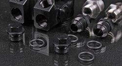 Проставка адаптер под масляный фильтр с термостатом, вход/выход ORB8, закрыт при 71С, открыт при 82С, черная