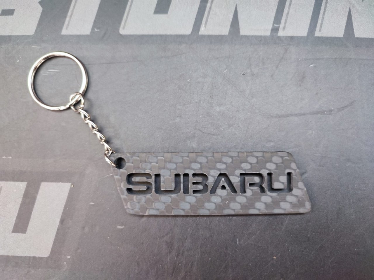 Брелок карбоновый Subaru