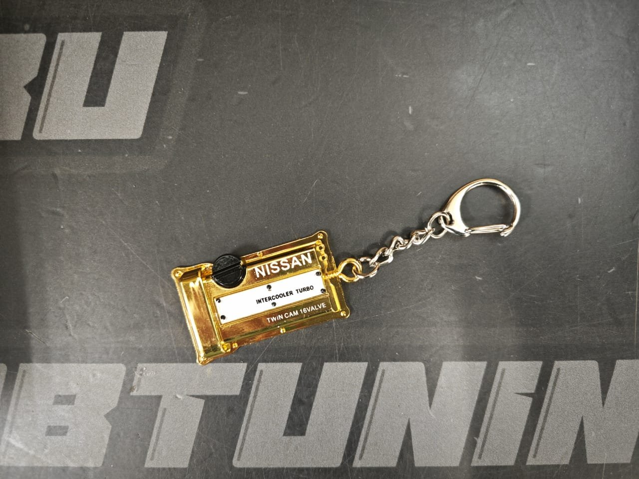 Брелок "Крышка клапанов Nissan" золото