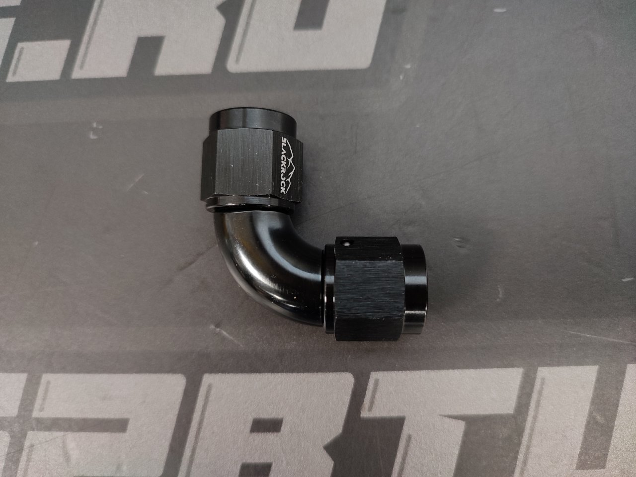 Адаптер AN10 - AN10 (мама-мама), 90 градусов, алюминий