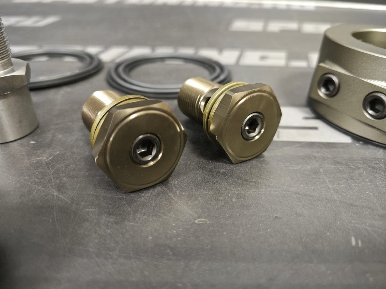 Проставка SK Custom под масляный радиатор с банжо болтами