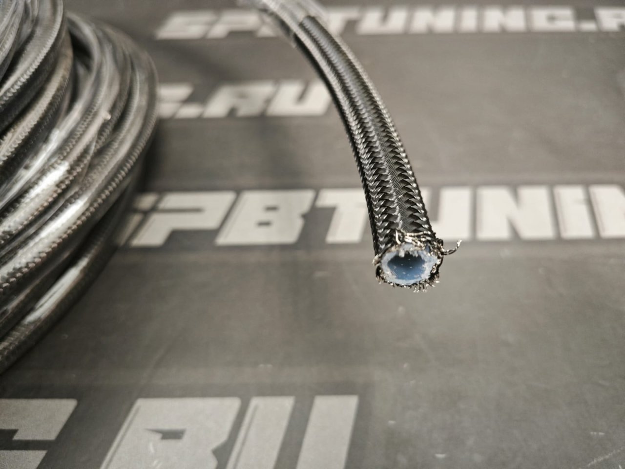 Шланг тефлоновый AN6 в армированной стальной + металлическая оплетка PTFE