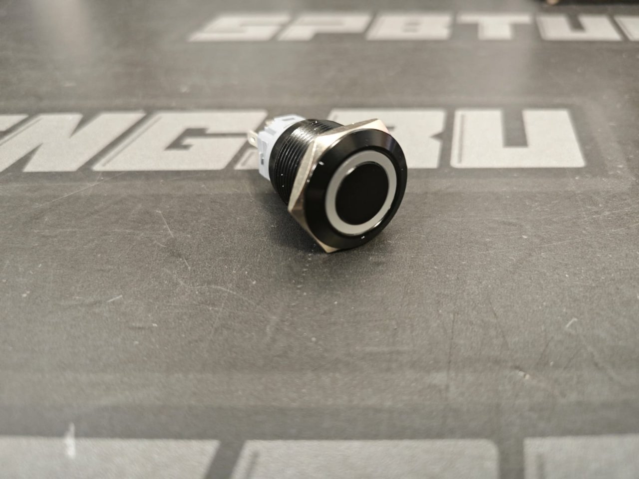 Кнопка черная без фиксации водонепроницаемая 12В 3А - белая подсветка