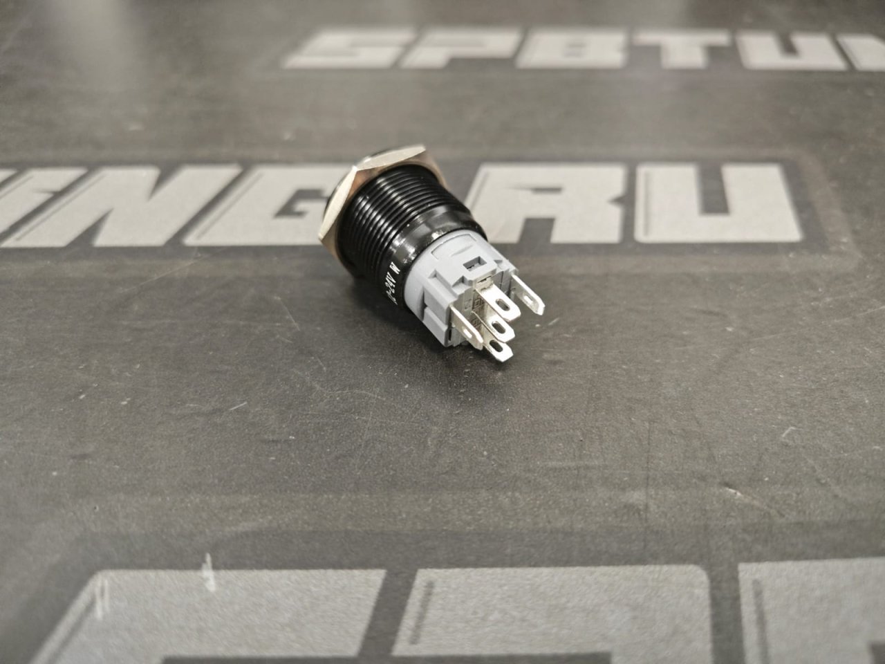 Кнопка черная с фиксацией водонепроницаемая 12В 3А - белая подсветка