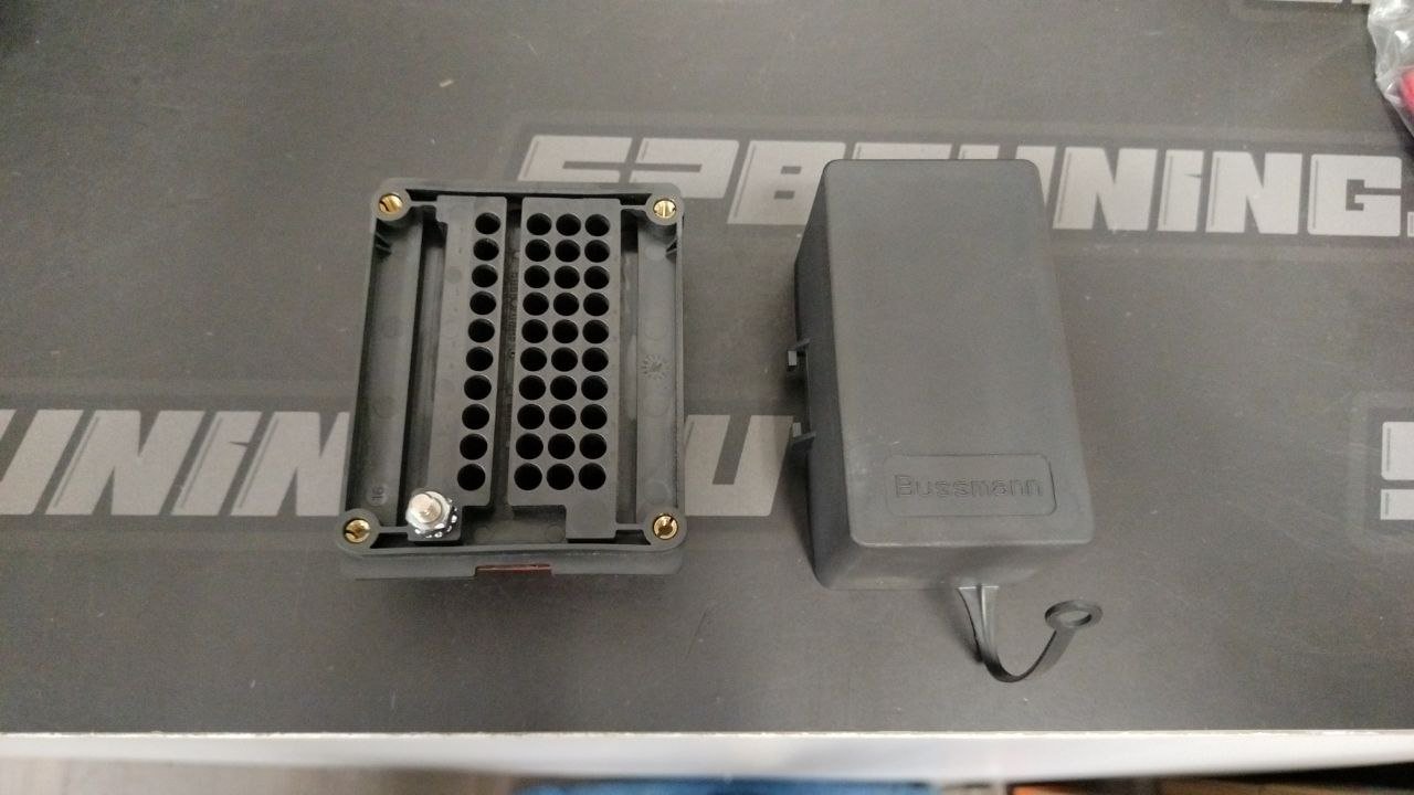 Блок предохранителей и реле BUSSMANN
