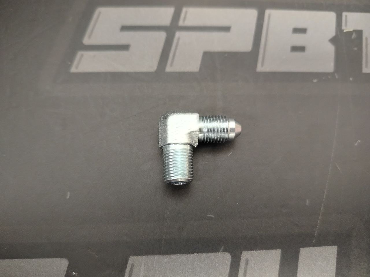 Фитинг AN3 - 1/8" NPT 90 градусов, сталь