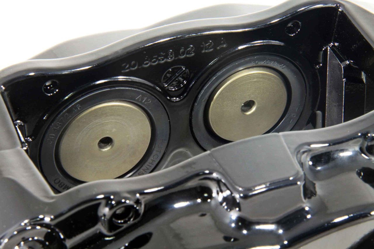 Комплект суппортов 2 шт. Brembo 4 поршня+адаптеры+армир. торм. шланги (2 шт) Черные VAG-B4B-GN3BK