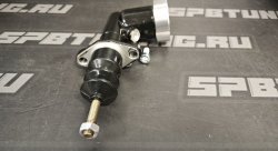 Цилиндр главный тормозной с бачком ход 0,700" универсальный (алюминиевый) 3/8-24" черный